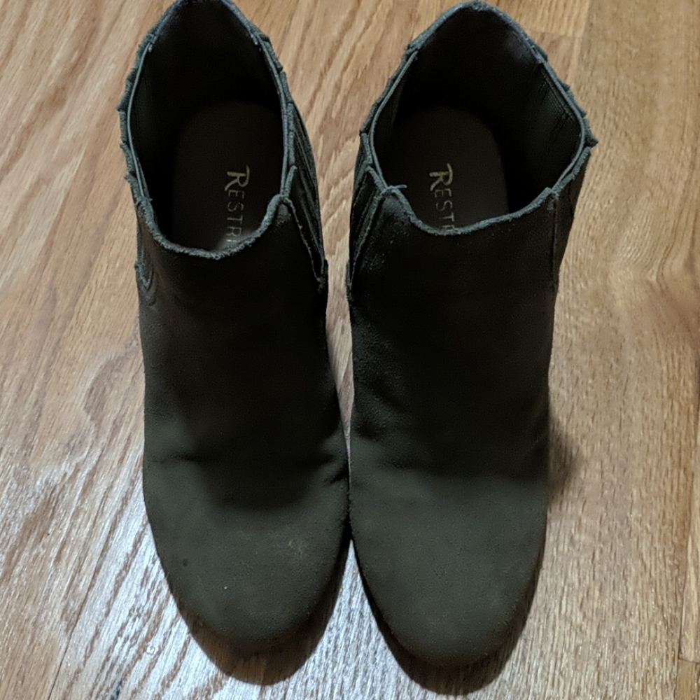 4 for $20🏷 Restricted Olive Suede Leather Wedge